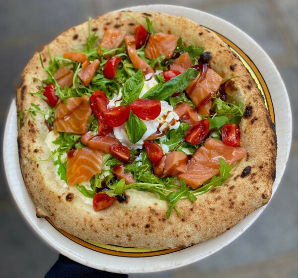 Pizza italienne préparée pour un déjeuner d’équipe