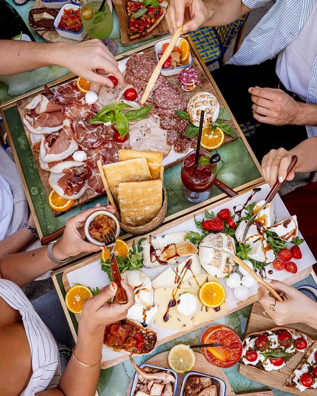 Table dressée pour un aperitivo italien aux Halles